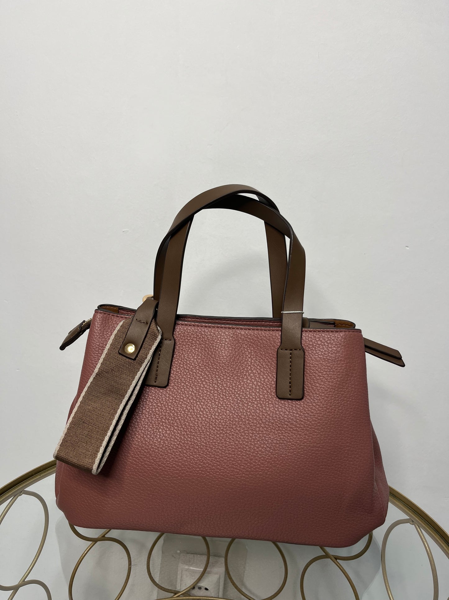 Bolso rosa con correa