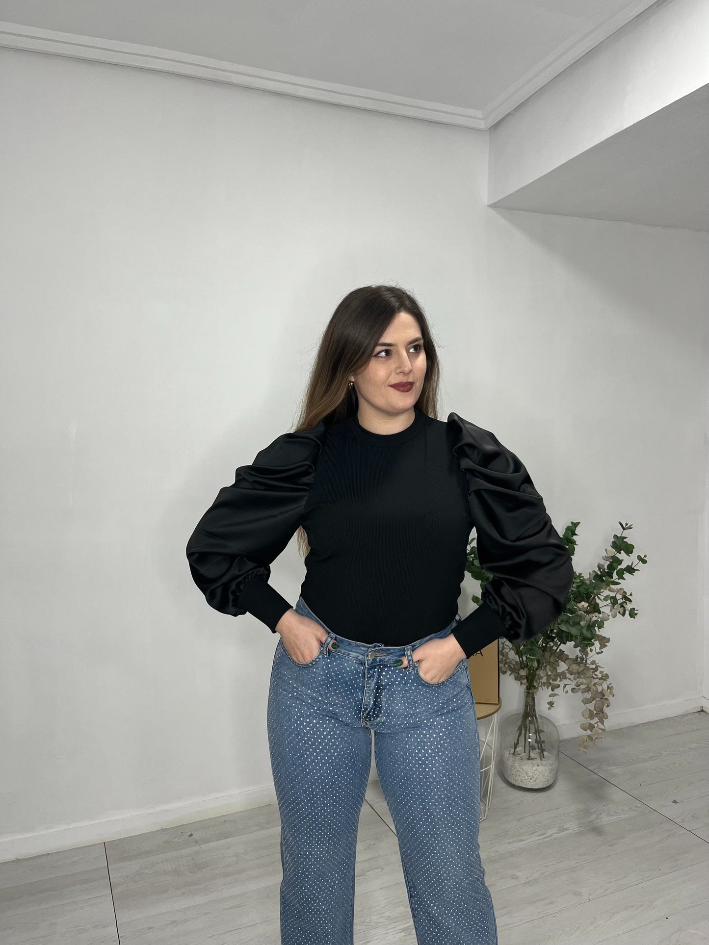Camiseta manga satinada abullonada Negra