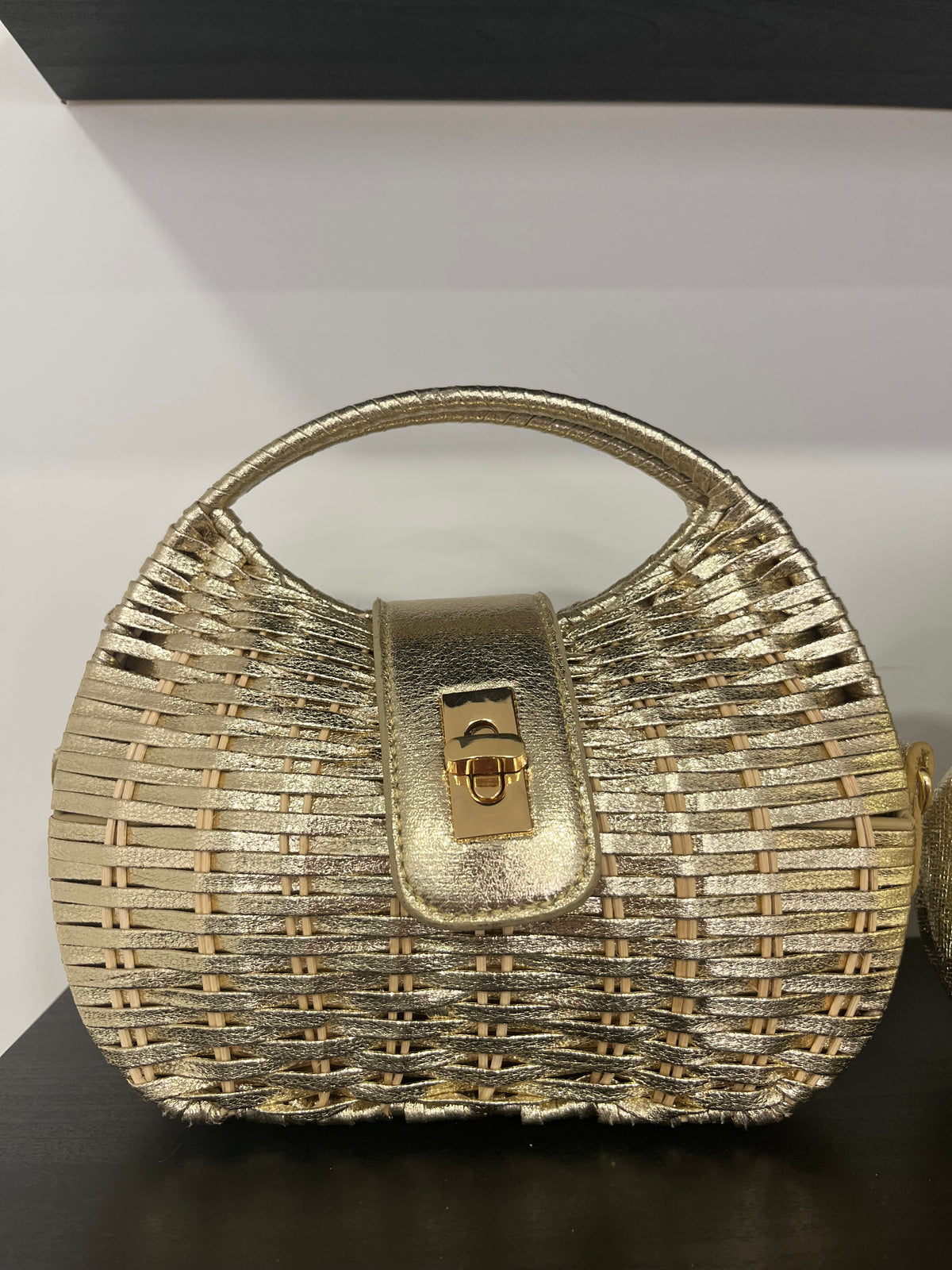 Bolso Efecto Mimbre Dorado