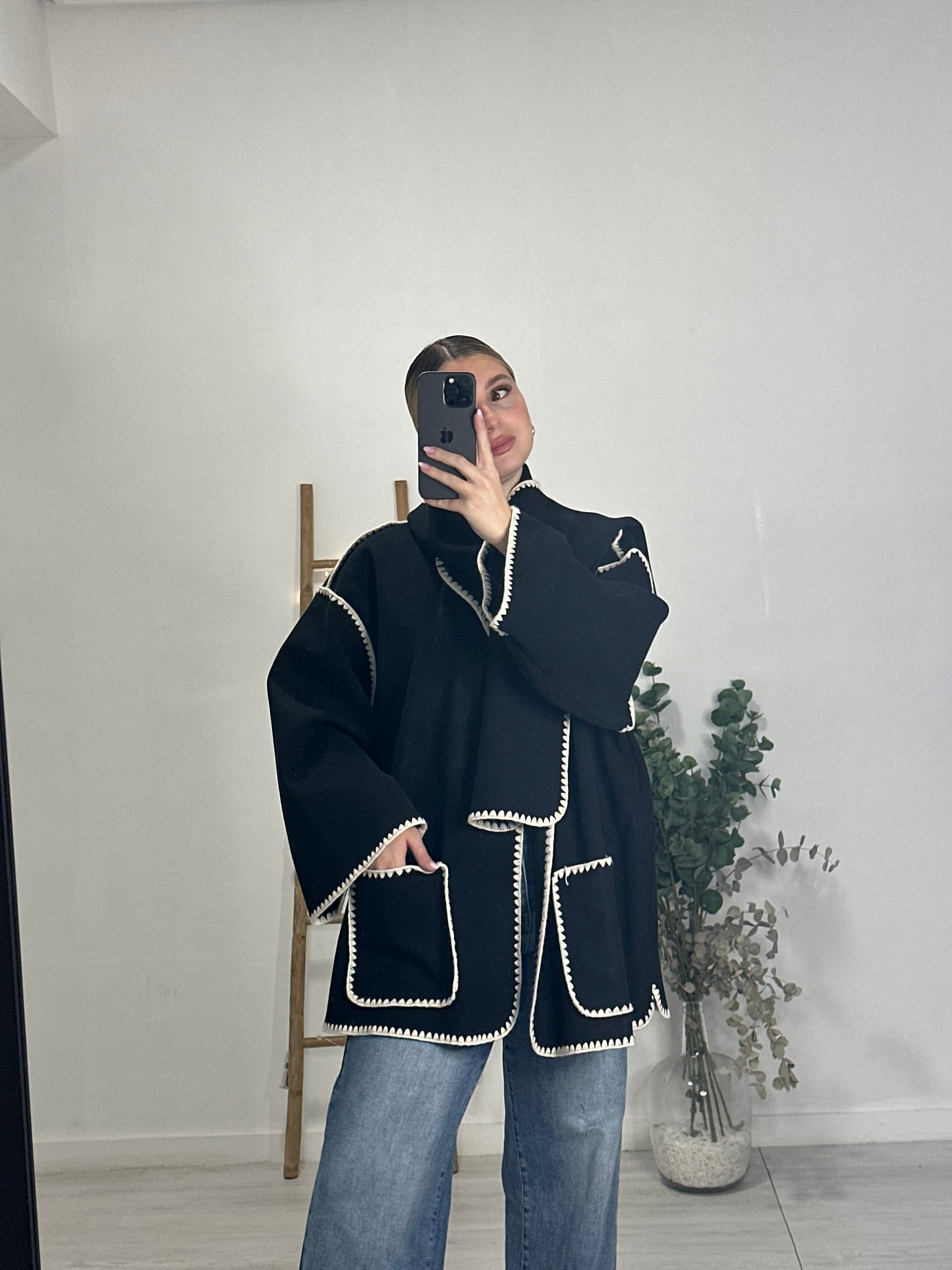 Chaqueta con bufanda negra