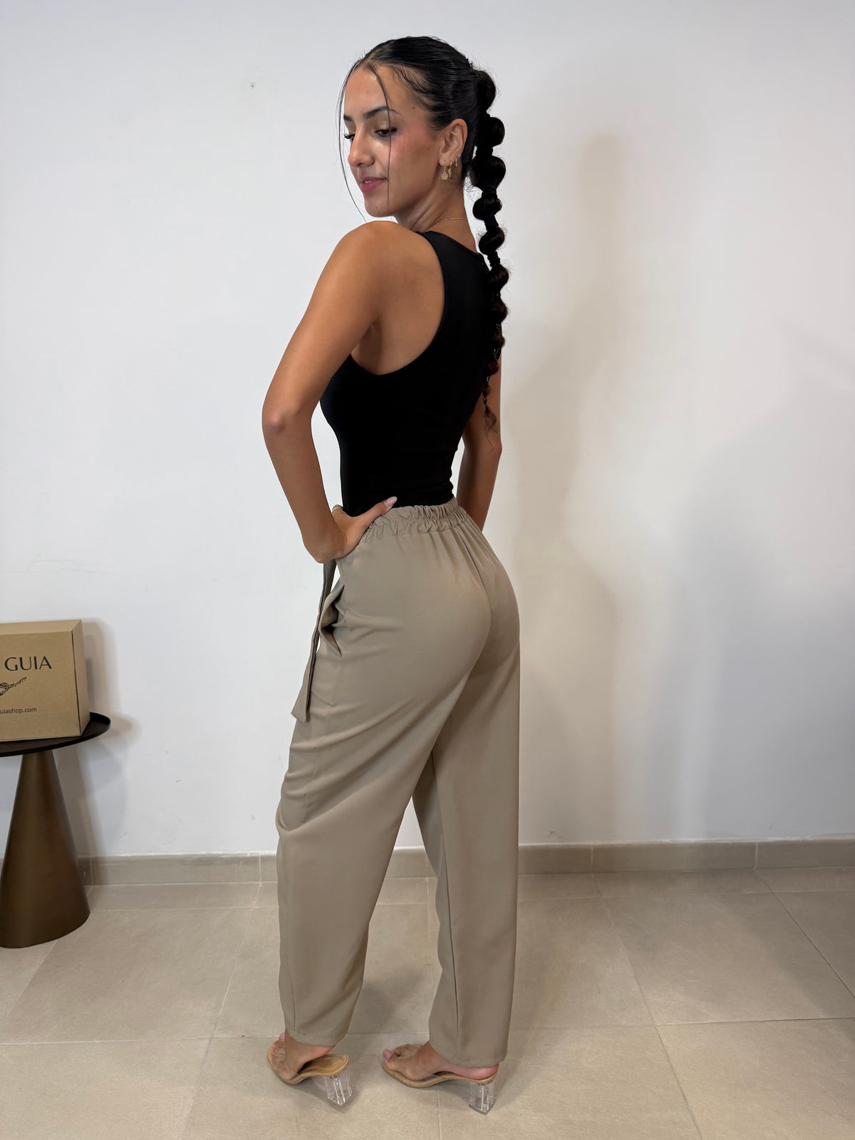 Pantalón beige con cinturón