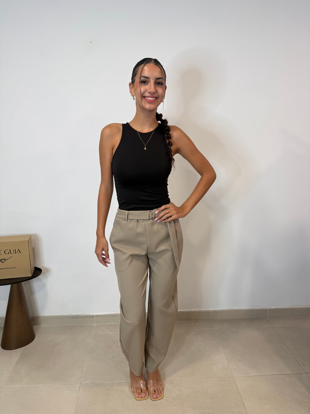 Pantalón beige con cinturón