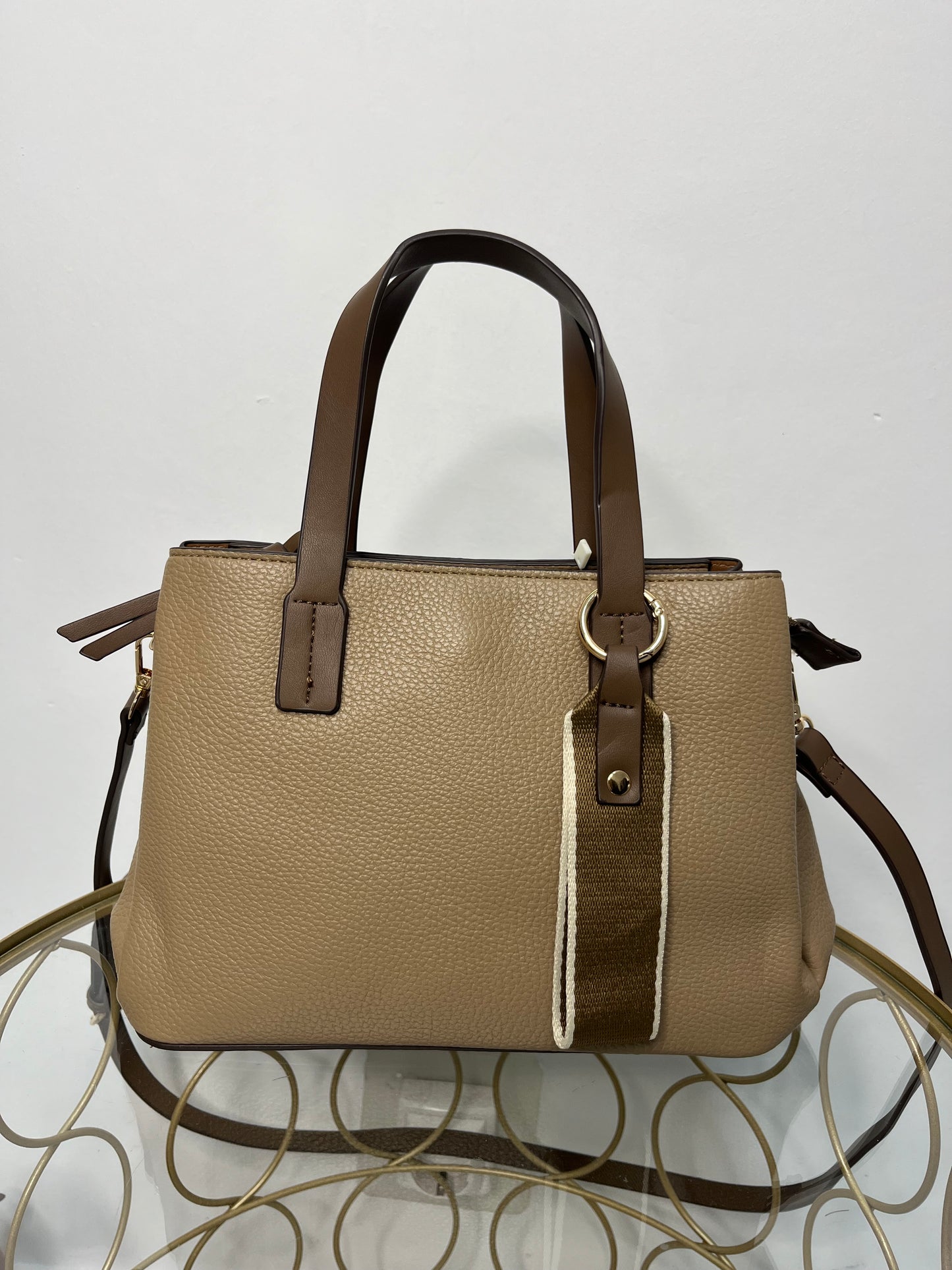 Bolso marrón con correa