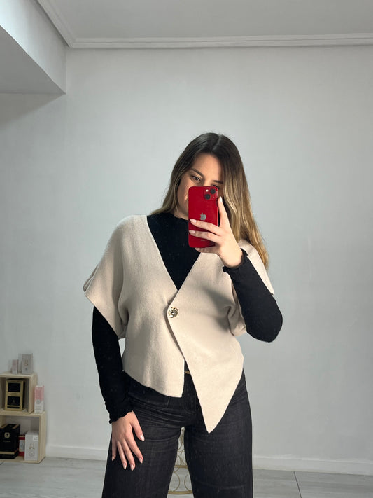 Capa beige asimétrica