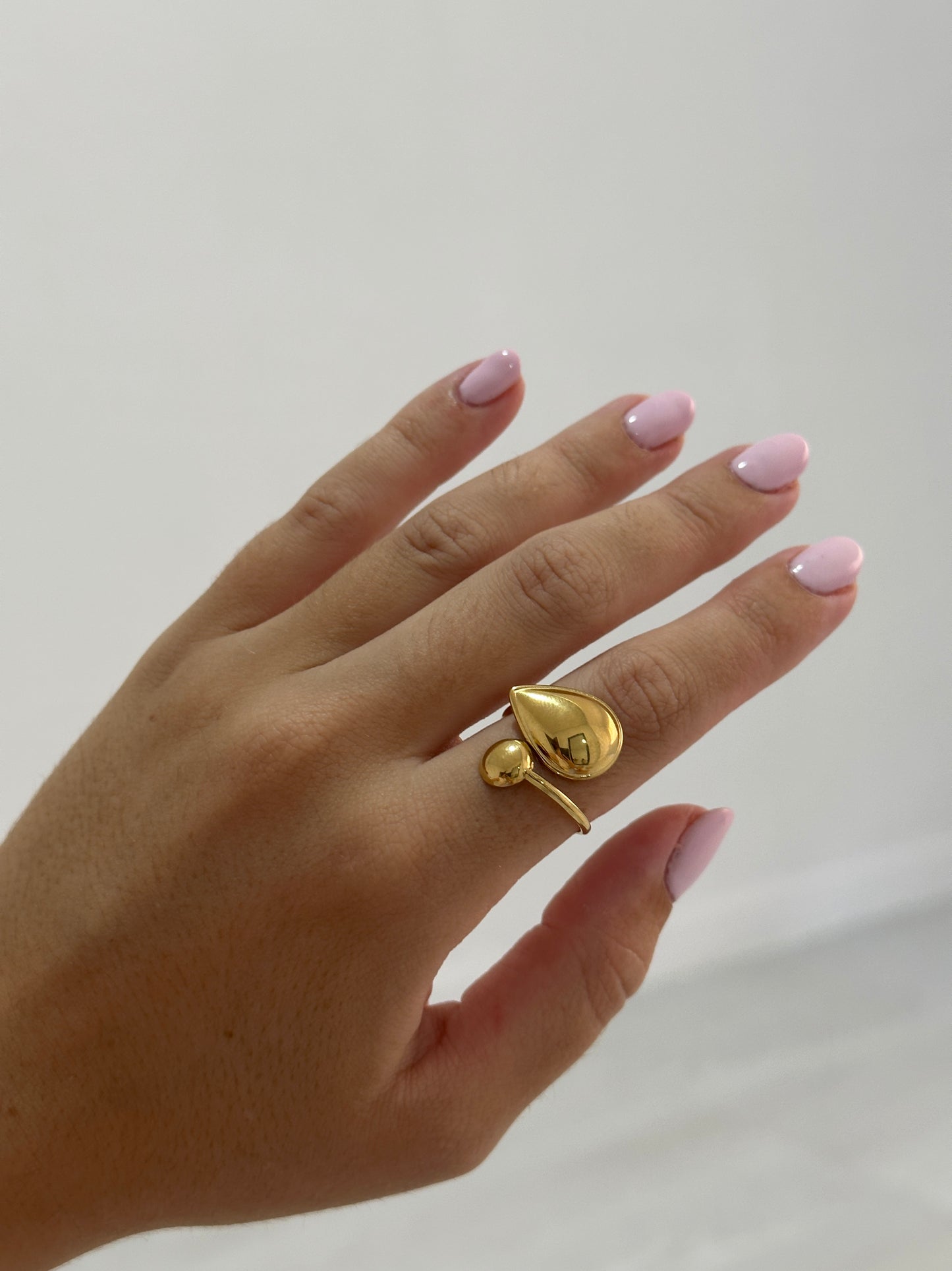 Anillo dorado gota de agua